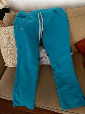 Women’s Figs Teal Kade Cargo Scrub Pants